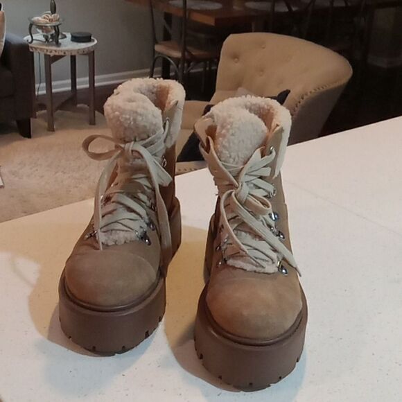 Steve Madden Reven oatmeal suede 1 1/4" stacked heel platform boots size 6 NWT - Picture 6 of 8